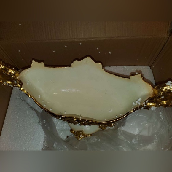 Eriq Crowned Table Vase - Picture 7 of 12